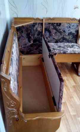 Угловой диван стол и два стула