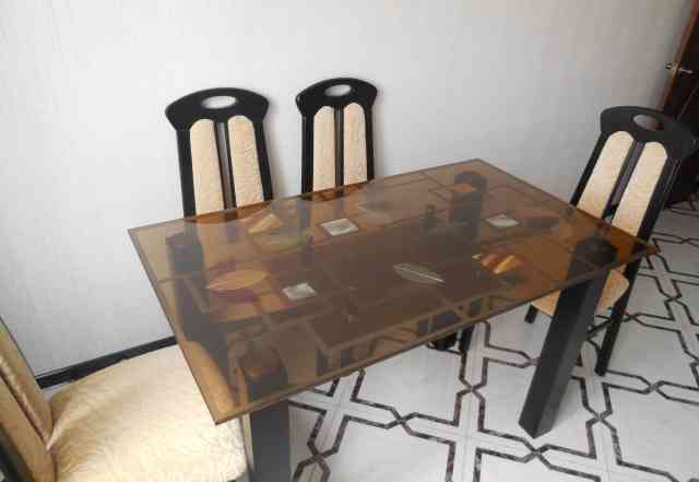 Стеклянный обеденный стол и 4 стула