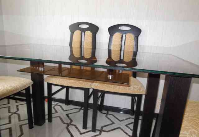 Стеклянный обеденный стол и 4 стула