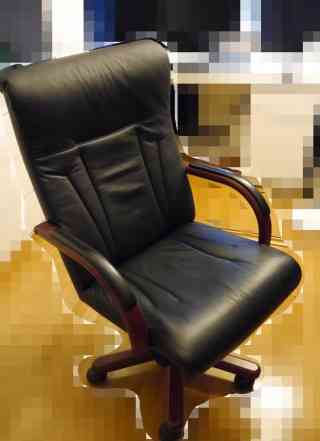 Кожаное офисное кресло