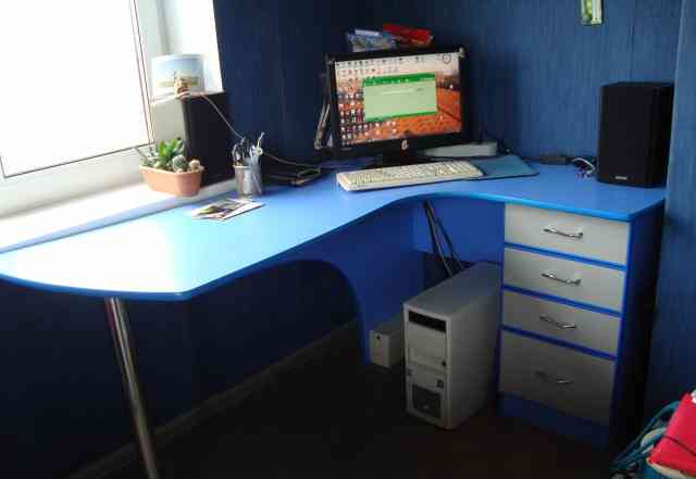  компьютерный стол и полку