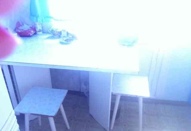 Кухонный стол и табуретки со шкафами