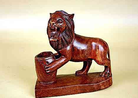 Скульптура из красного дерева "Лев"