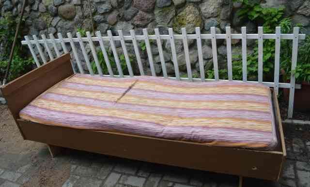 Кровать для дачи с пружинным матрасом