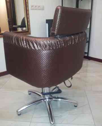 2 кресла для парикмахеров