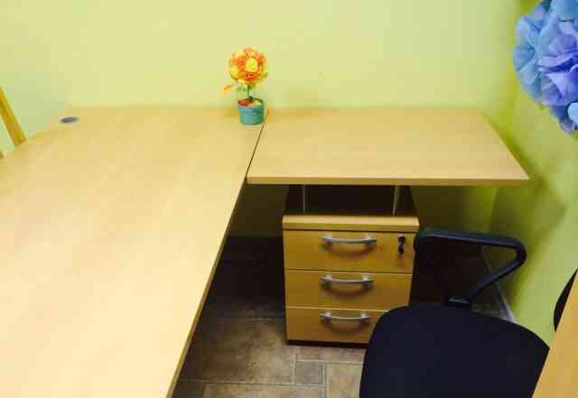 Офисная мебель(стол, шкаф)