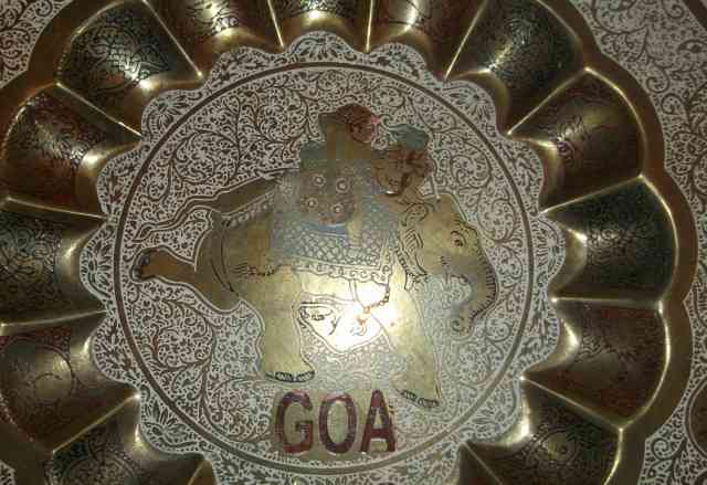 Латунная тарелка "G O A "с эмалью. Индия