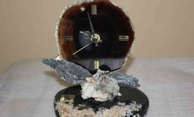 Часы из натурального камня
