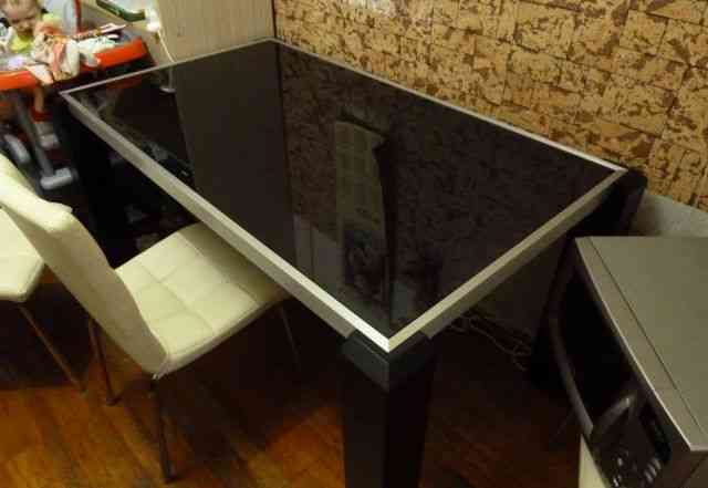 Роскошный стол из черного стекла