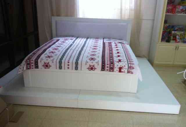 Кровать на подиуме