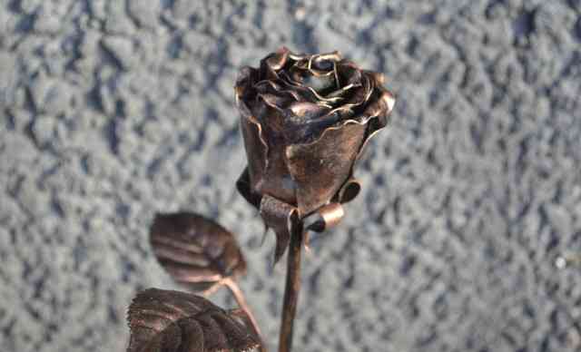 Отличный подарок к 8 марта. кованые розы