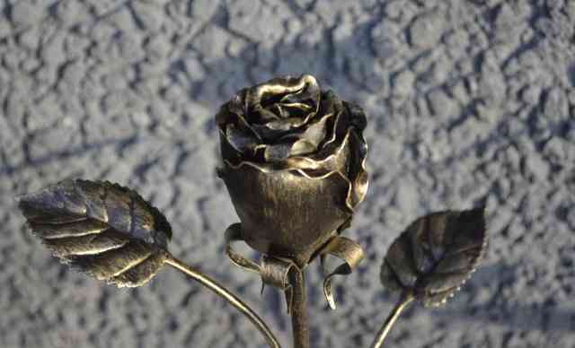 Отличный подарок к 8 марта. кованые розы