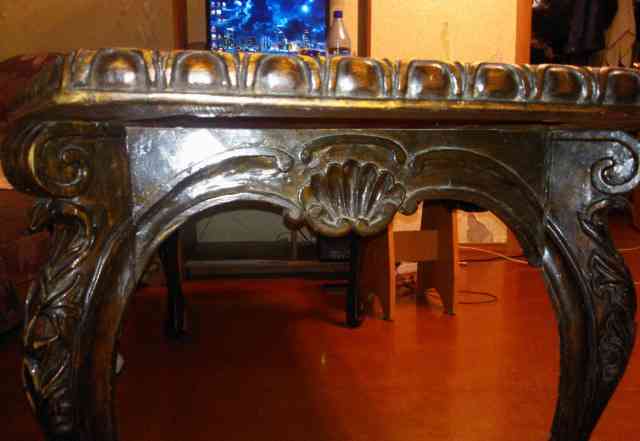 Деревянный резной стол