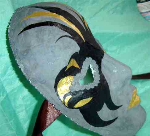 Карнавальная маска серая с черным и золотом