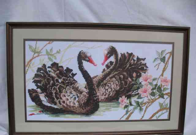 Картина вышитая "Лебеди"