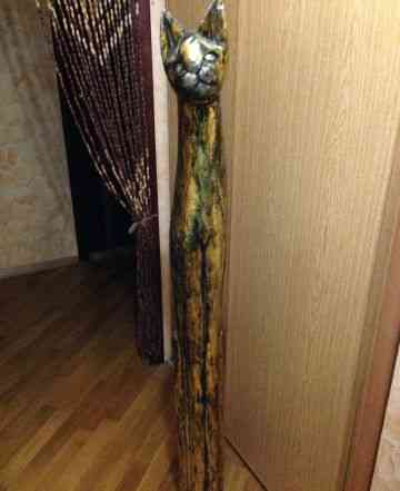 Деревянная кошка высотой 1.5 метра