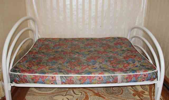 Кровать двуспальная в комплекте с матрасом