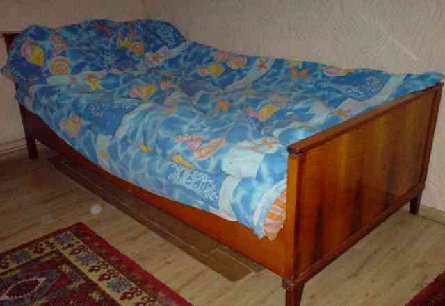 Кровать полутороспальная деревянная