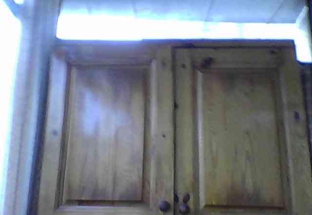 Деревянный навесной шкаф