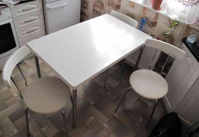 Кухонный гарнитур (стол и 4 стульчика)