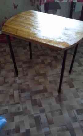 Обеденный стол размером 69x59
