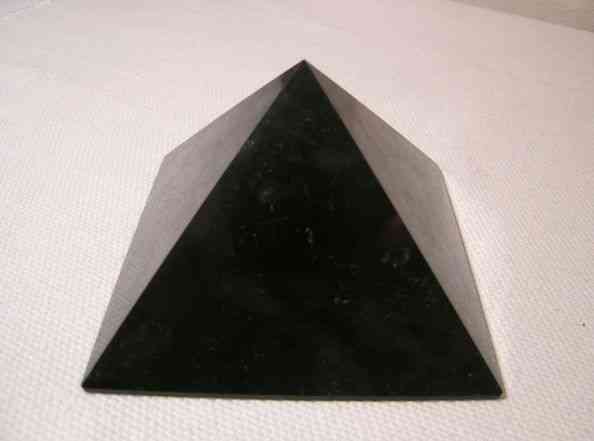 Шунгитовая пирамида 10 см