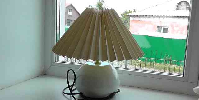 Настольная лампа, белого цвета