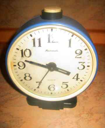 Настольные часы (будильник)