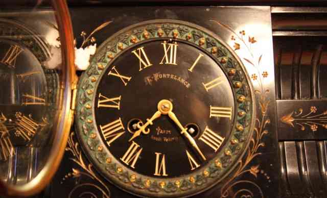 Часы антикварные каминные шпиатр с подсвечниками
