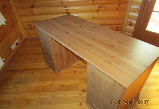 Письменный деревянный стол