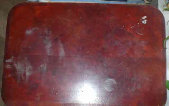  столик из красного дерева, фанерованный
