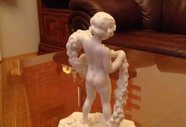 Антикварная фарфоровая статуэтка Девочка