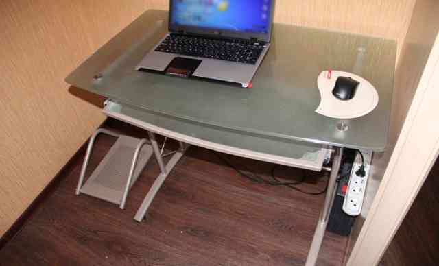 Стеклянный компьютерный стол с подставкой