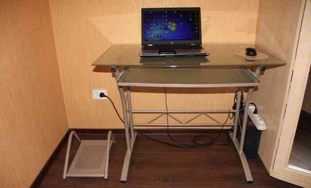 Стеклянный компьютерный стол с подставкой