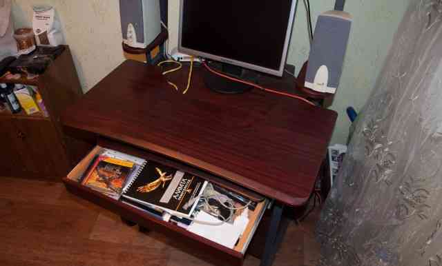  Компьютерный стол и монитор (комплект)