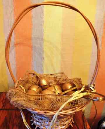 Корзина плетеная с золотыми яйцами/пасхальные