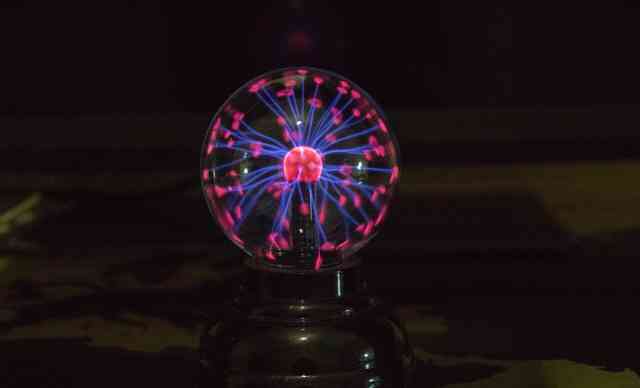 Плазменный светильник ночник (шар с молниями)