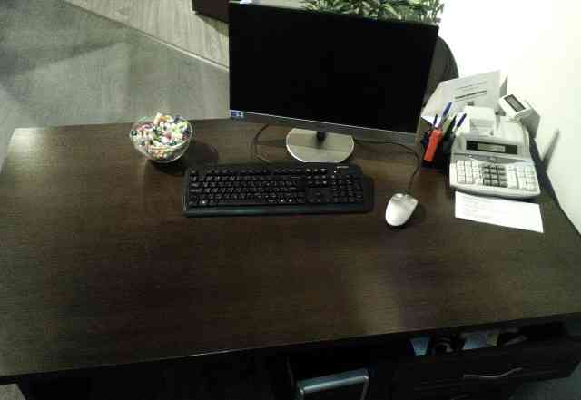 Офисный стол со встроенной тумбой