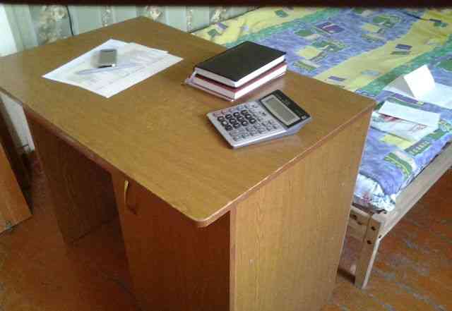 Компактный письменный стол для маленькой комнаты