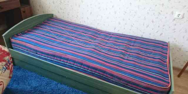 Удобная односпальная кровать с матрасом