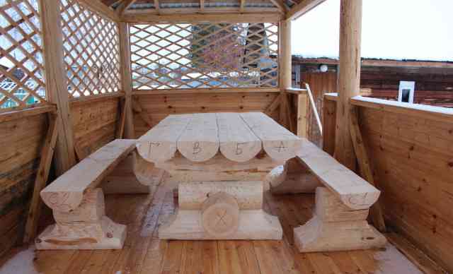 Рубленный стол, мебель из бревна. Строительство