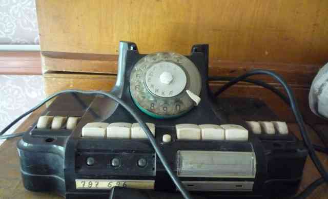Старинный стационарный телефон