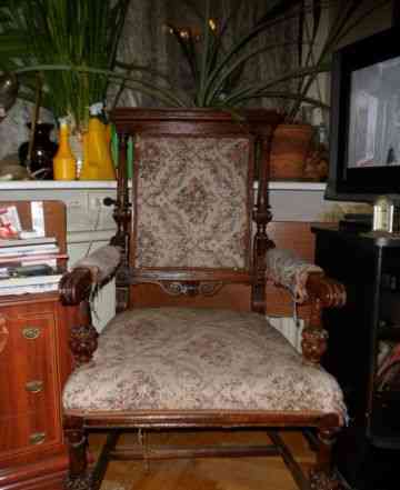 Антикварный гарнитур (кресло и 4 стула)