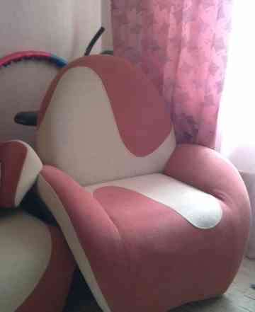Мягкий диван и кресло