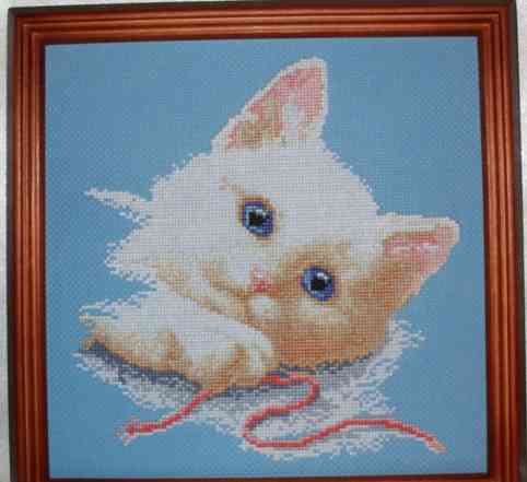 Картина "Белый котик" (вышивка крестиком)