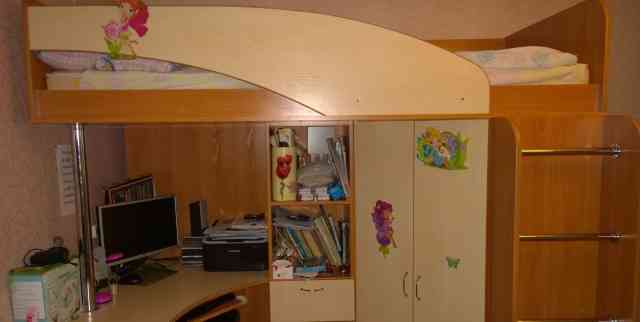 Детская кровать со столом и шкафом