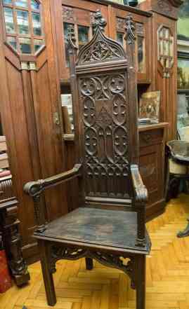 Готический старинный стул