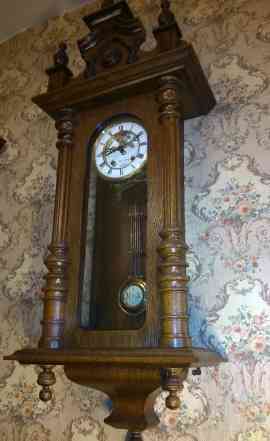 Старинные настенные часы с открытым анкером