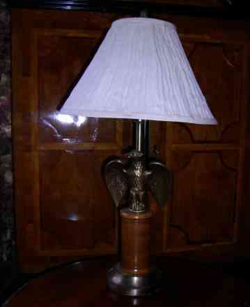 Старинная лампа с металлическим орлом