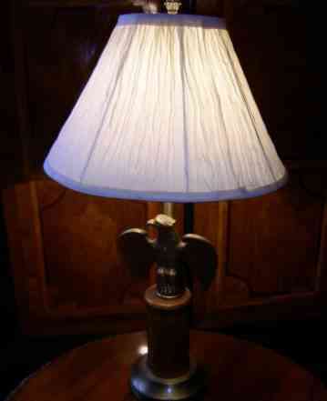 Старинная лампа с металлическим орлом